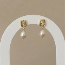 Zolo Spiral Pearl Studs Earrings - Gold