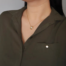 Avery Pearl Horseshoe Necklace - Gold