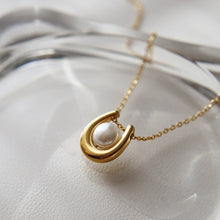 Avery Pearl Horseshoe Necklace - Gold