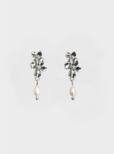 Quinn Floral Pearl Earrings - Silver