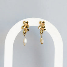 Quinn Floral Pearl Earrings - Gold