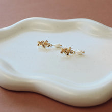 Quinn Floral Pearl Earrings - Gold