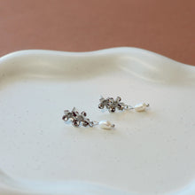 Quinn Floral Pearl Earrings - Silver