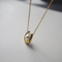 Avery Pearl Horseshoe Necklace - Gold