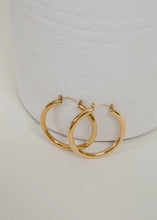 Alma Large Hoop Earrings - Gold