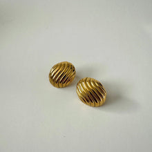 Curvy Button Earrings - Gold