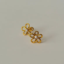 Daisy Pearl Earrings - Gold