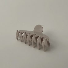 Daphne XL Claw Clips - Tan